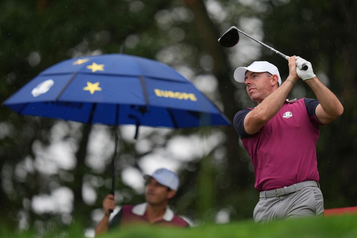 Rory McIlroy entrenó bajo la lluvia el jueves, y este viernes jugará su primer punto junto a Fleetwood