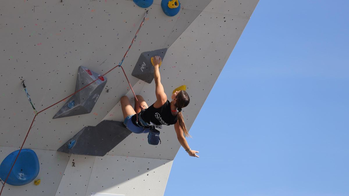 Escaladora professional en competició