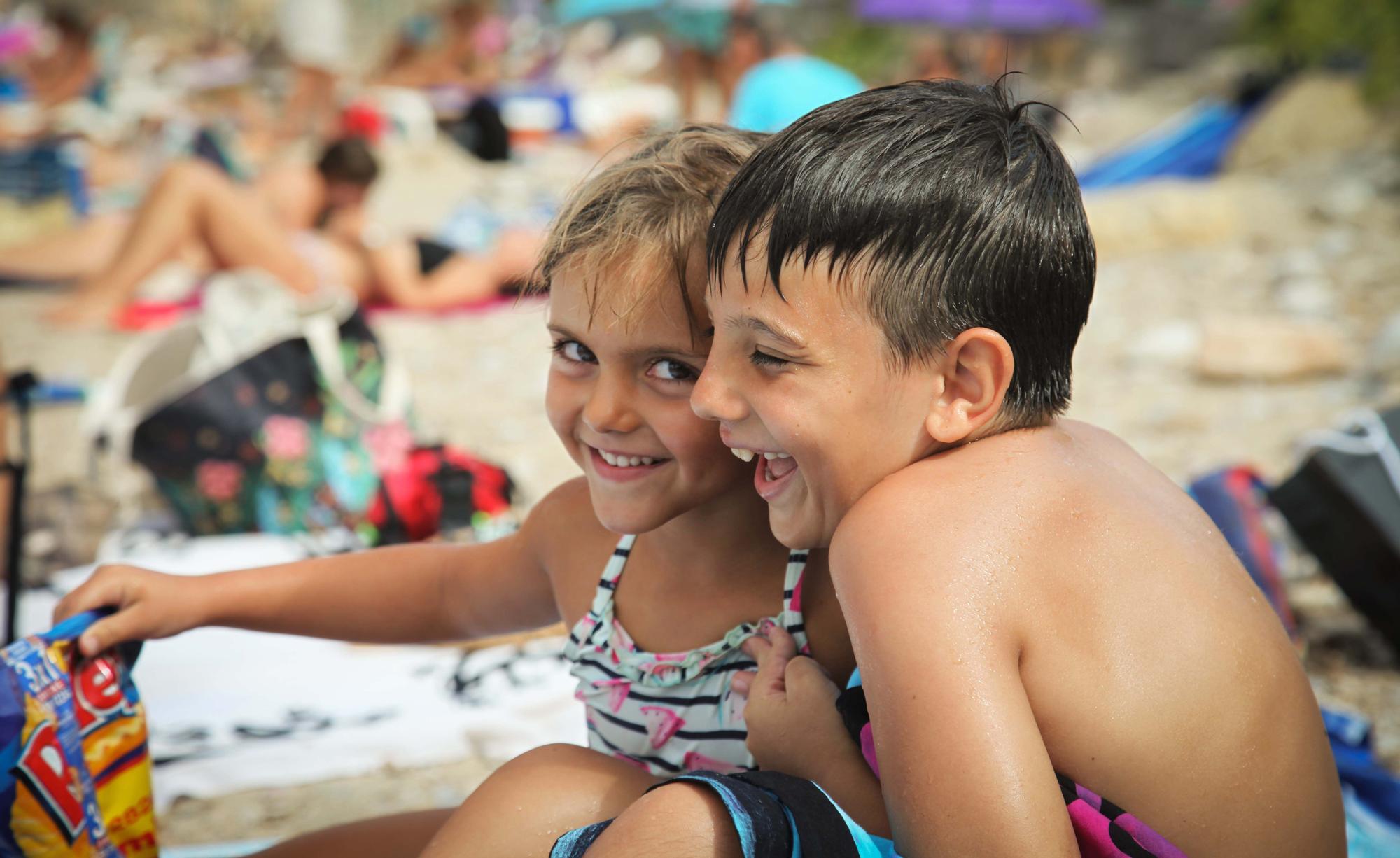 03_Dos de los peque�os participantes disfrutando de un d�a de playa.jpg