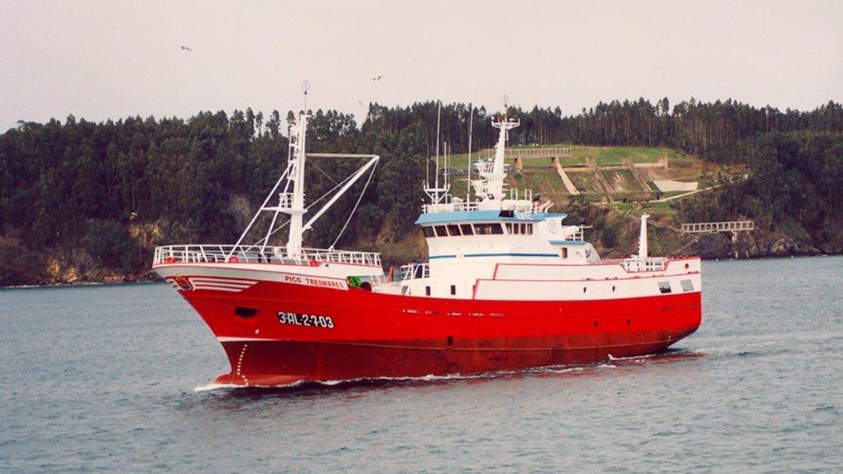 El palangrero gallego Pico Tresmares, naufragado tras un incendio a mil millas de la costa de Chile