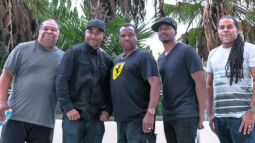 Robert &#039;Kool&#039; Bell, en el medio, junto a los miembros que forman Kool &amp; The Gang en la actualidad.