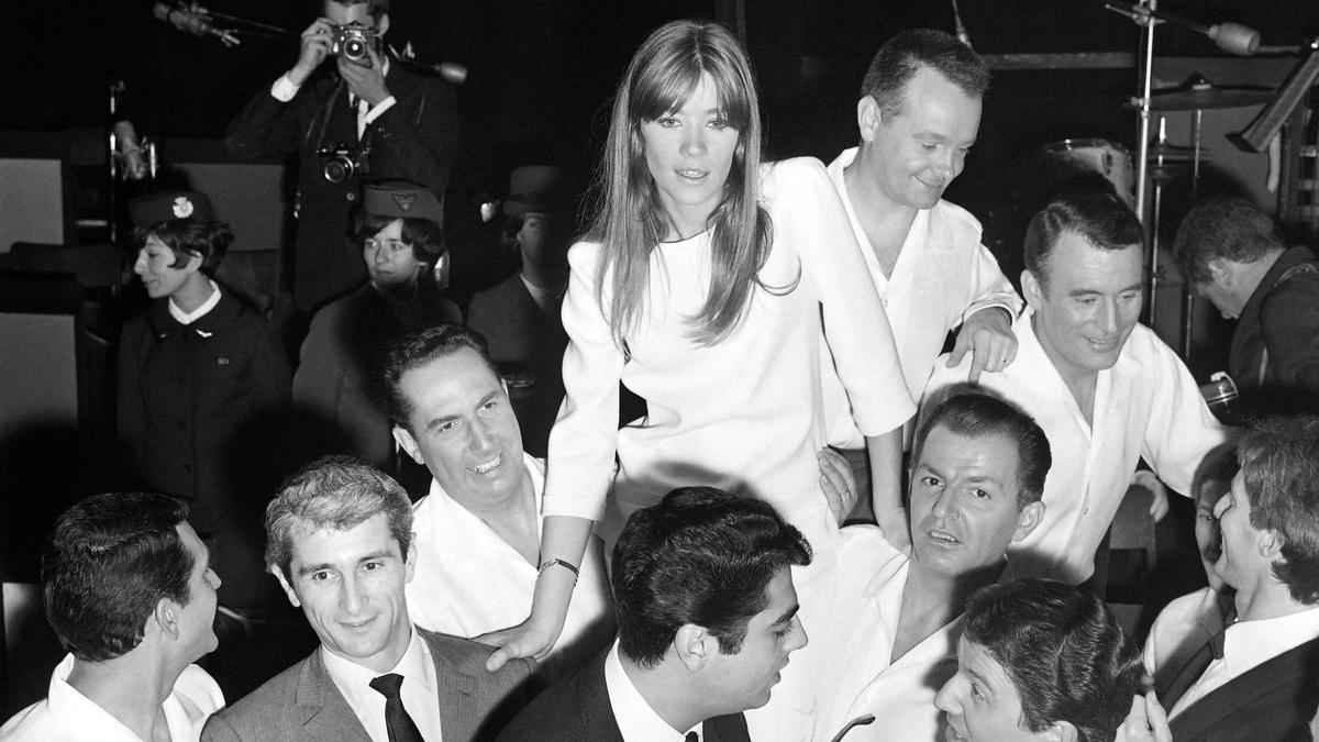 La cantante francesa Francoise Hardy llevada en hombros por otros músicos tras el concierto en el teatro Olympia en Paris, octubre de 1965.