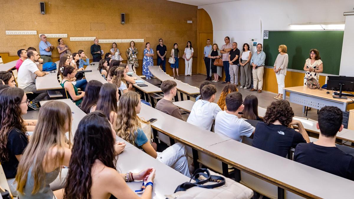 La rectora de la UA, Amparo Navarro, se dirige a la primera promoción de Medicina en el arranque del pasado curso