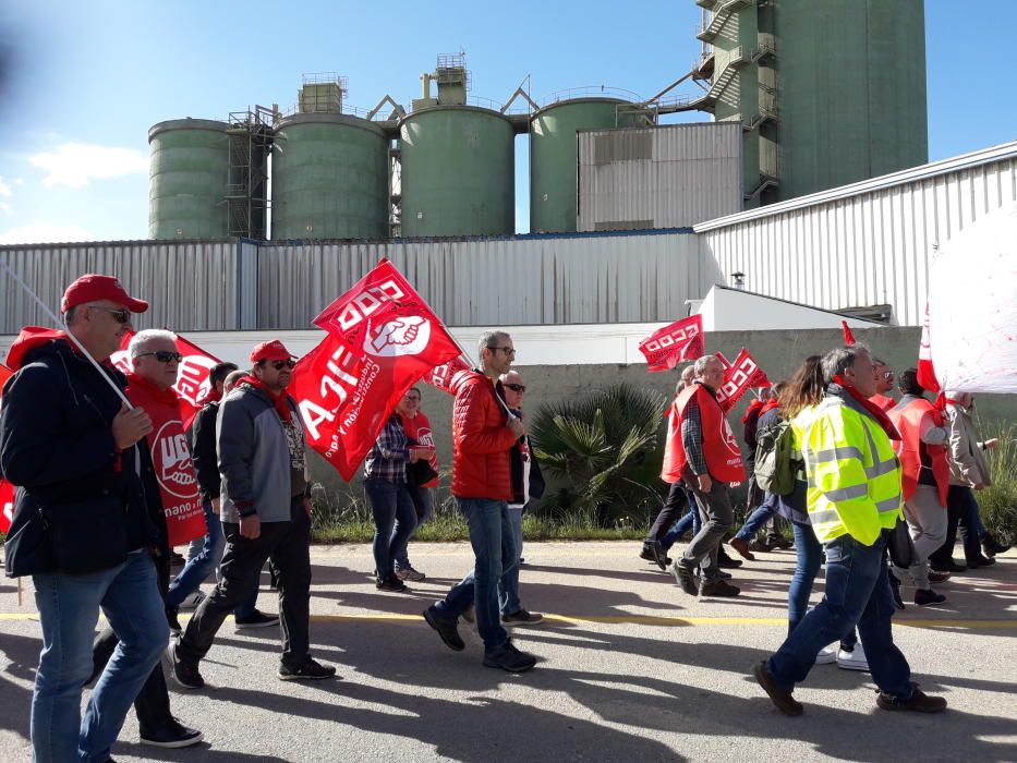 Cerca de 500 personas participan en Lloseta en la marcha contra el cierre de Cemex