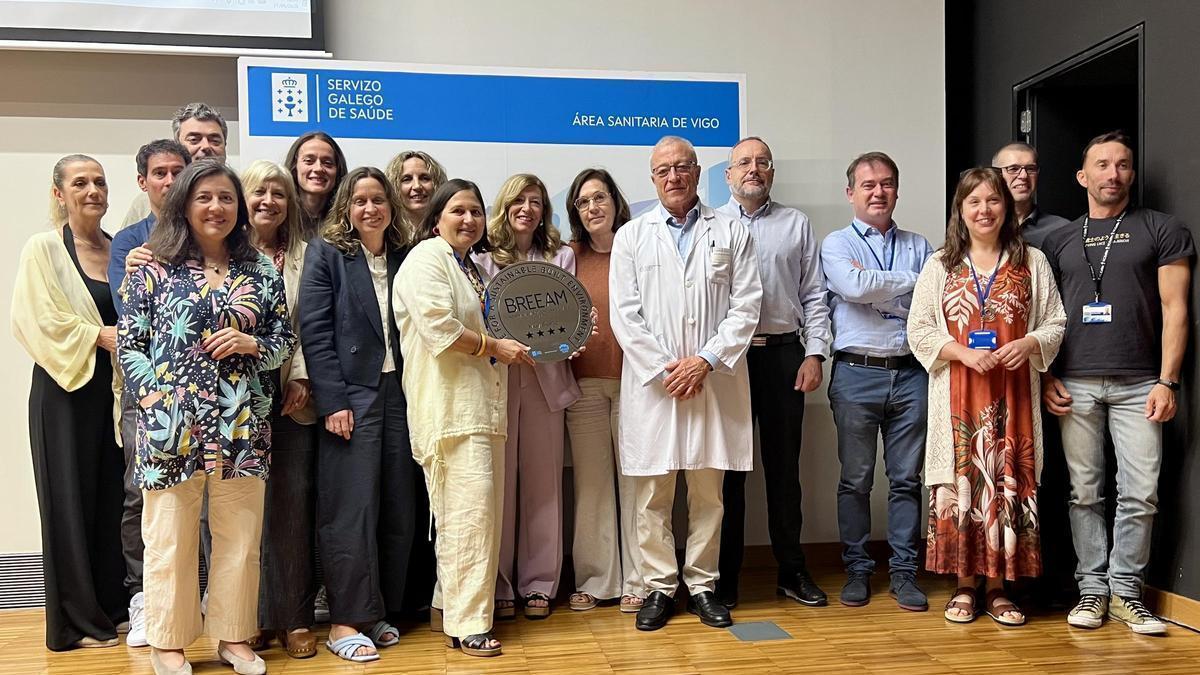 Entrega del certificado, con el gerente del Área Sanitaria de Vigo (de bata) y la vicegerente del Sergas (octava por la derecha).