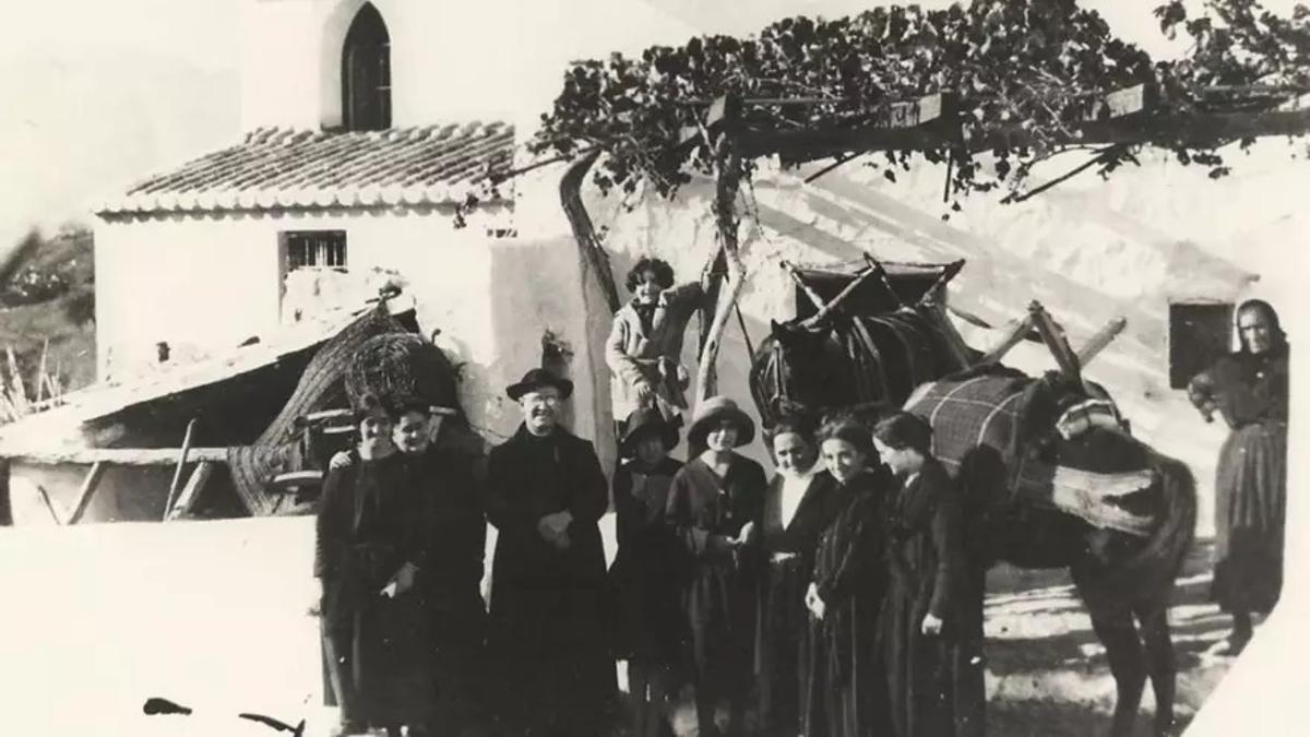 En la sierra de Gibralgalia, María Isabel –tercera por la derecha– con otras misioneras, vecinos y el padre Bernabé.