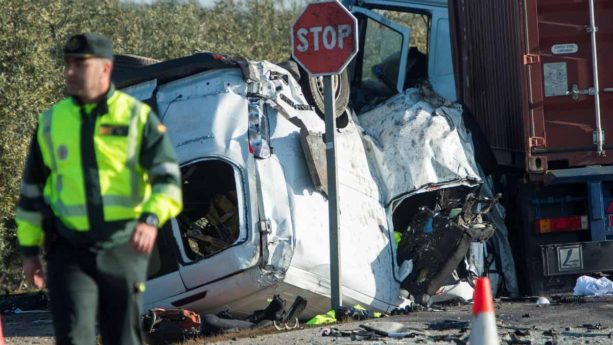 Cinco muertos al chocar un coche y un camión en Utrera (Sevilla).