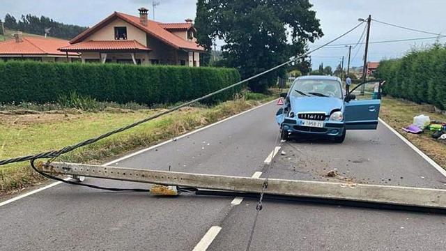 Una conductora choca contra un poste en Santiago del Monte