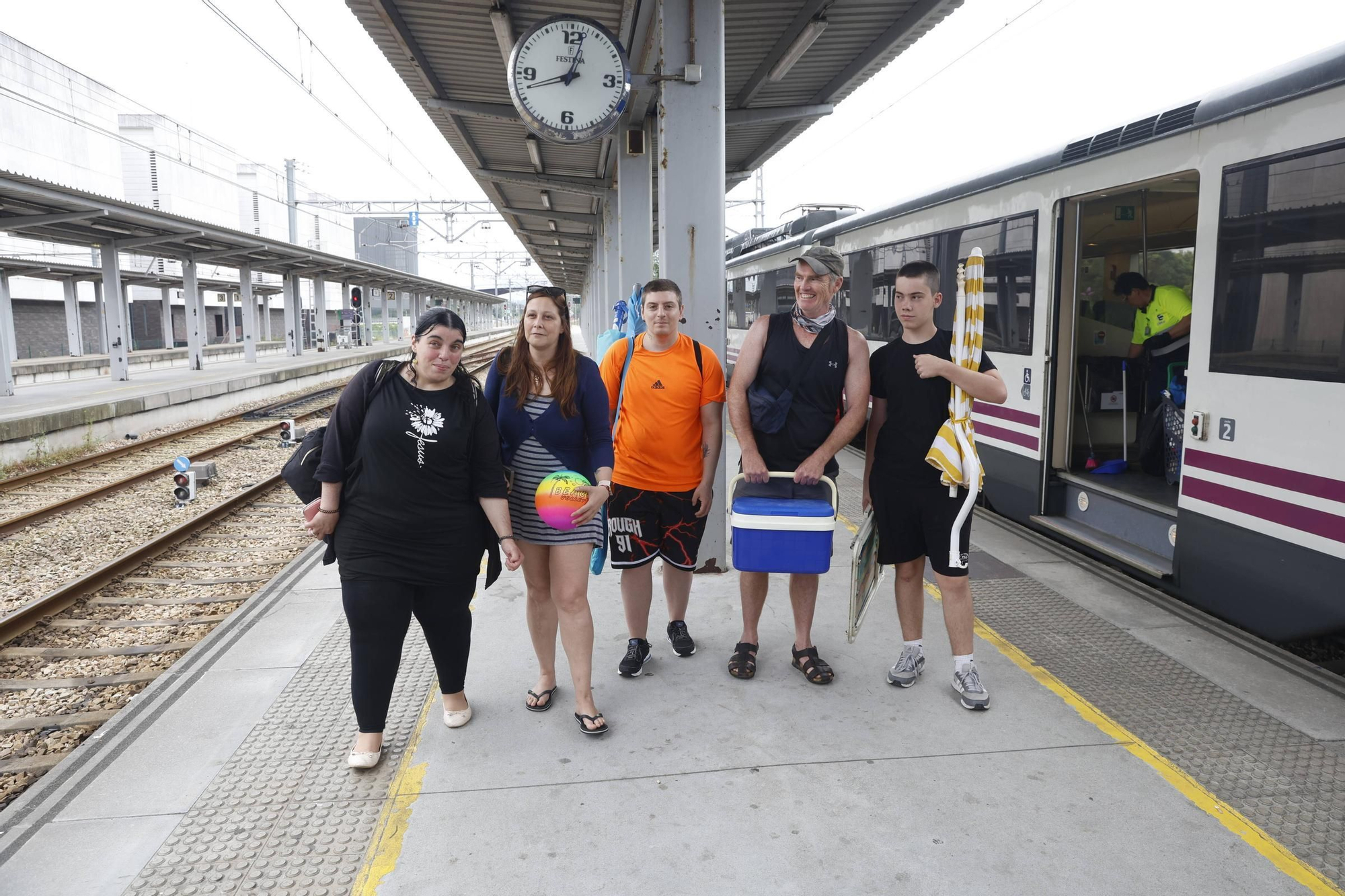 León estrena el tren playero para sofocar la ola de calor: "Siempre venimos a la playa a Gijón" (en imágenes)