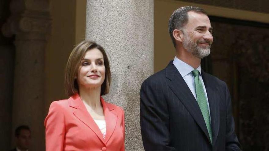 Don Felipe y doña Letizia escuchan la intervención de Alfonso Martínez de Irujo (centro), duque de Híjar, durante el acto que presidieron en El Pardo.