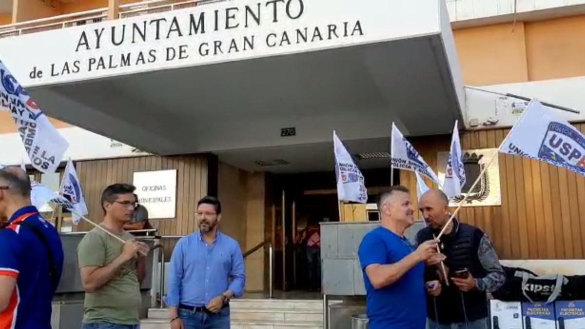 Concentración de policías locales frente al Ayuntamiento de Las Palmas de Gran Canaria