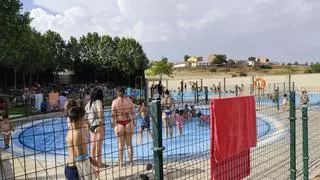 'Overbooking' e invasión de avispas en la piscina de Higueras, en plena ola de calor