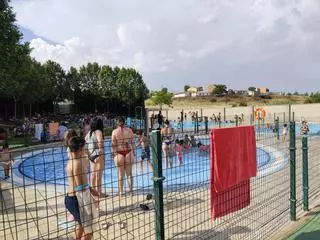 GALERÍA | La piscina de Higueras en Zamora, a rebosar por la ola de calor