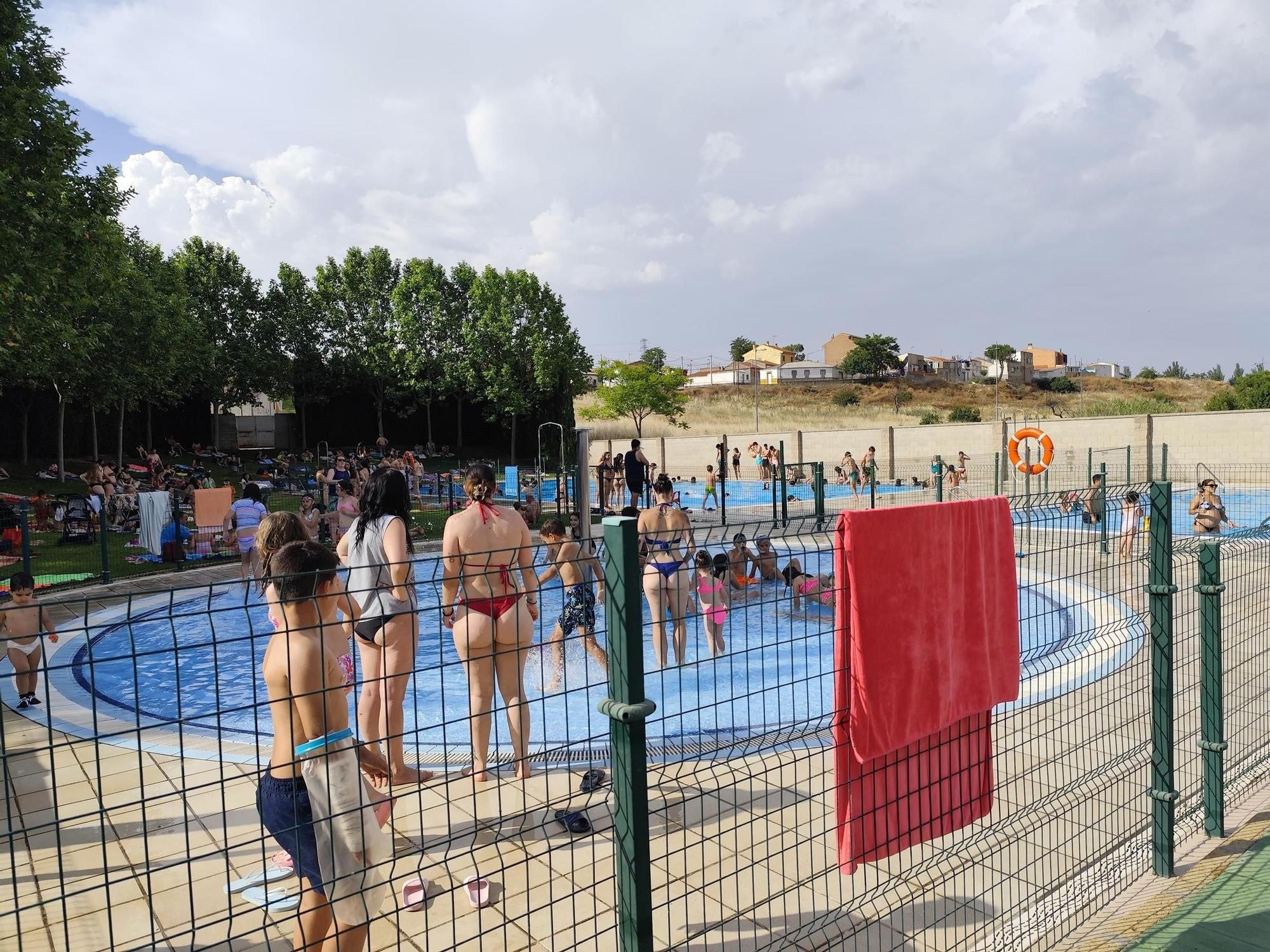 GALERÍA | La piscina de Higueras, a rebosar por la ola de calor