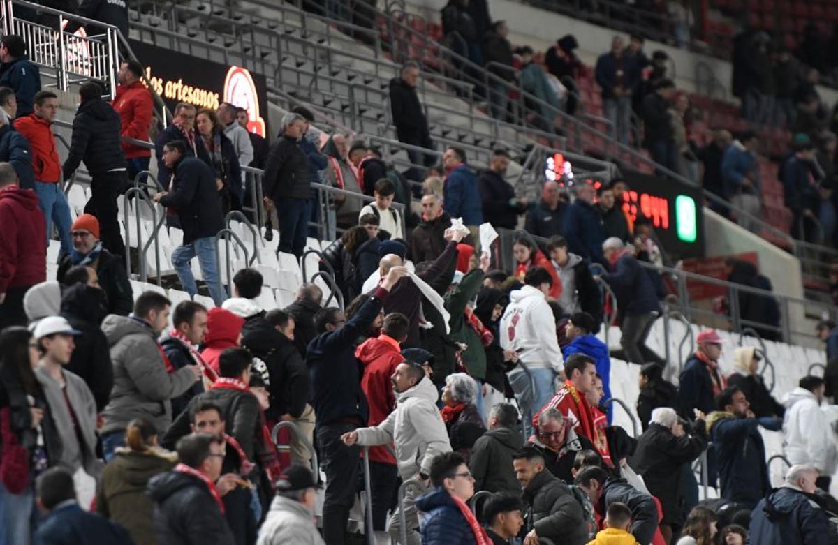 Aficionados mostrando pañuelos después de la derrota del pasado viernes ante el Sanluqueño.