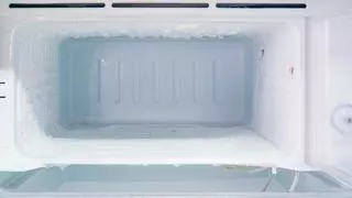 El truco del papel de aluminio para retirar el hielo del congelador