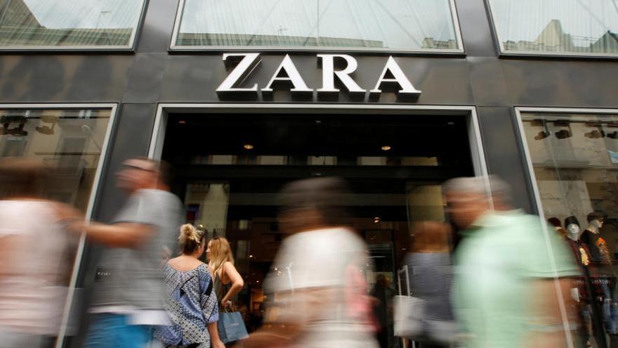 Una tienda de Zara en una calle transitada.