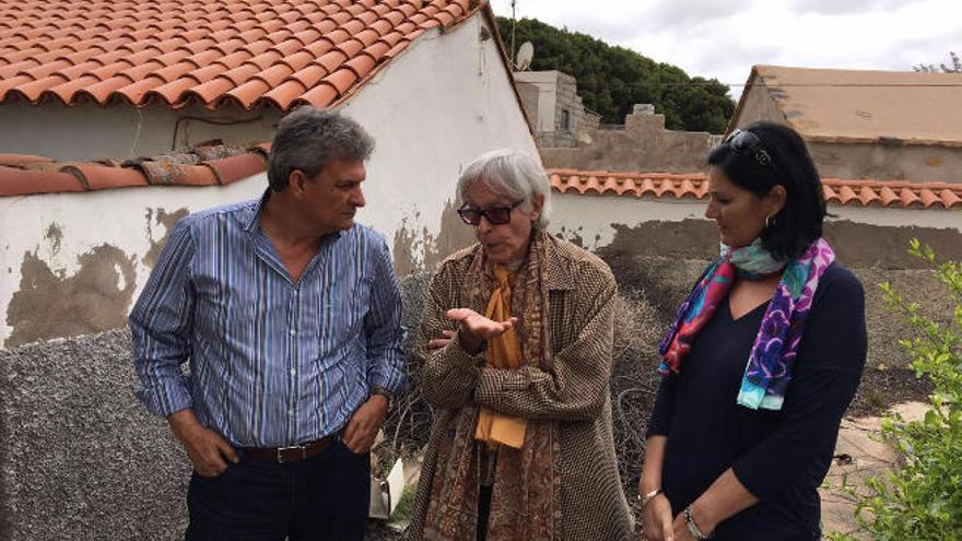 Pepe Dámaso flanqueado por Rafael Perdomo, alcalde de Pájara, y la concejal Maribel Placeres.