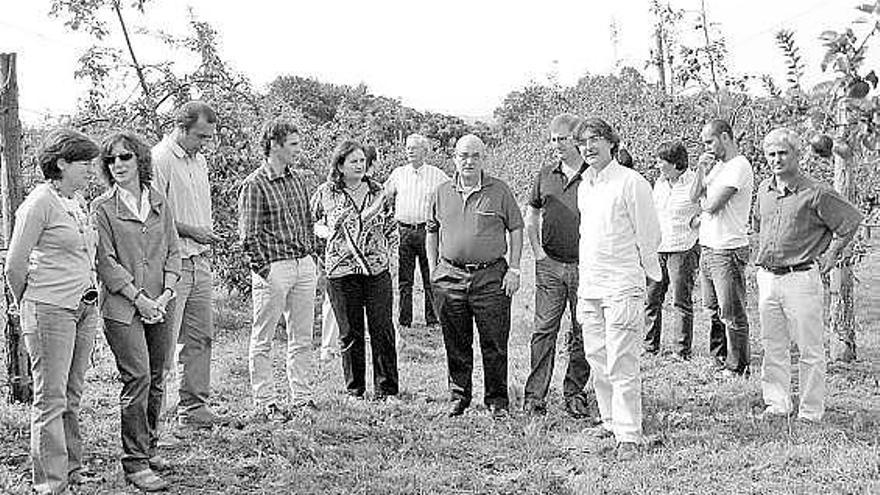 Varios responsables de las colecciones españolas de manzano, reunidos, ayer, en las instalaciones del Serida.