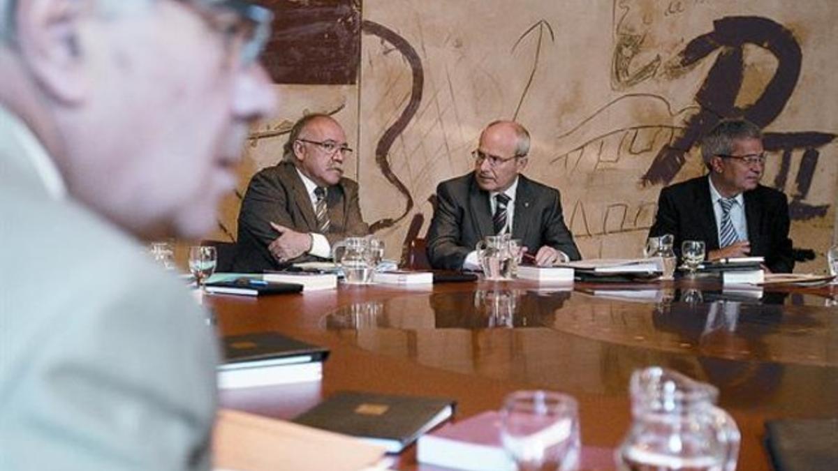 El 'president' Montilla, flanqueado por los 'consellers' Carod y Saura, en la reunión del Govern, ayer en el Palau de la Generalitat.