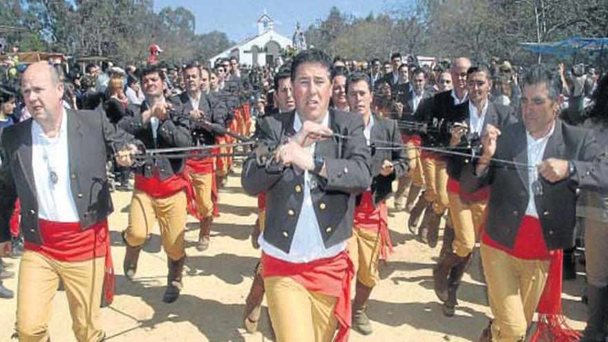 Obejo danza con sus espadas