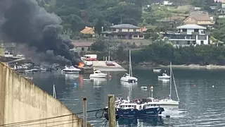 Incendio en unas nasas y una embarcación de recreo en el puerto de Vilariño