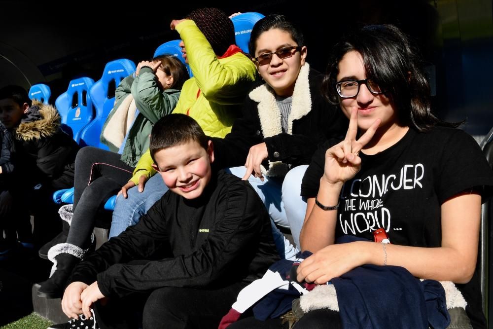 Las jugadoras del Deportivo Abanca Silvia y Maya y el jugador del Genuine, Víctor, han charlado con los escolares.