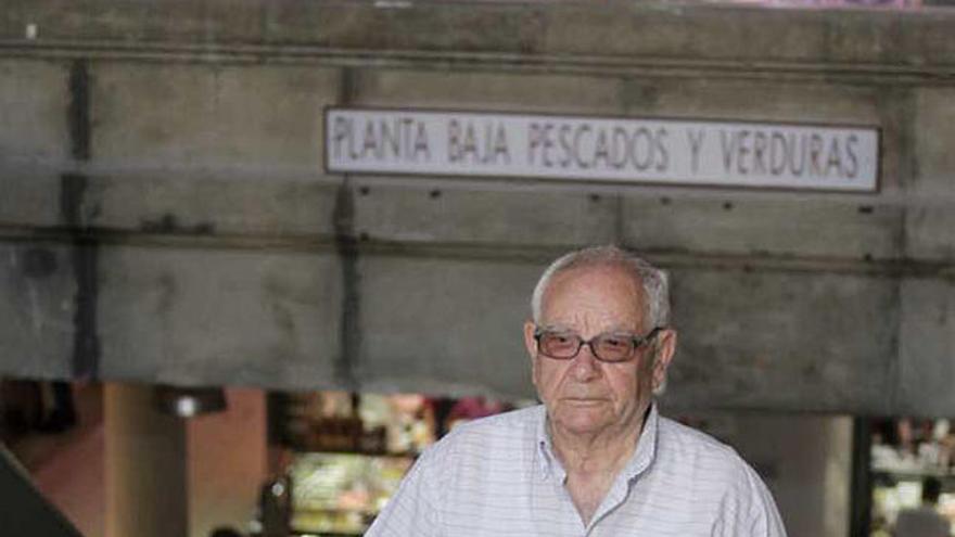 Juan Ortiz, ayer, en las escaleras del Mercado Central.