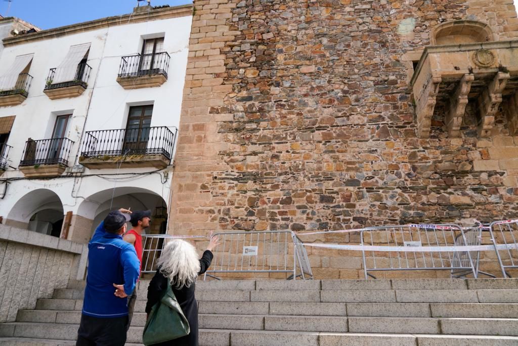 Acordonada la Torre de Bujaco de Cáceres por desprendimientos