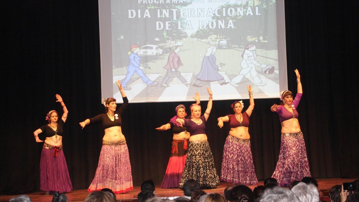 Actuación de danza tribal a cargo de Les Ménades d’Irta en el auditorio municipal.
