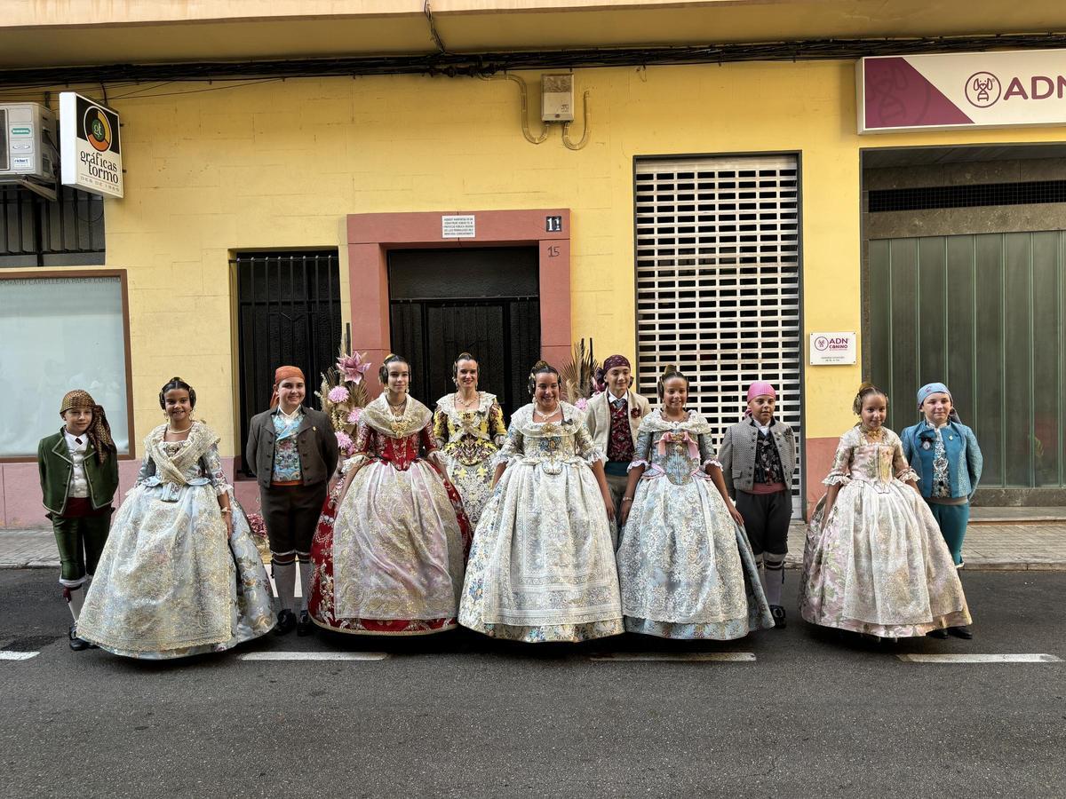 La Fallera Mayor Infantil de Xàtiva 2025 con su corte de honor y acompañantes.