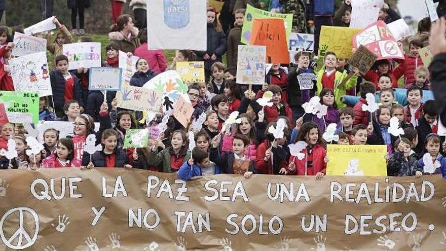 &quot;Marcha por la Paz&quot; en el Colegio Montedeva de Gijón