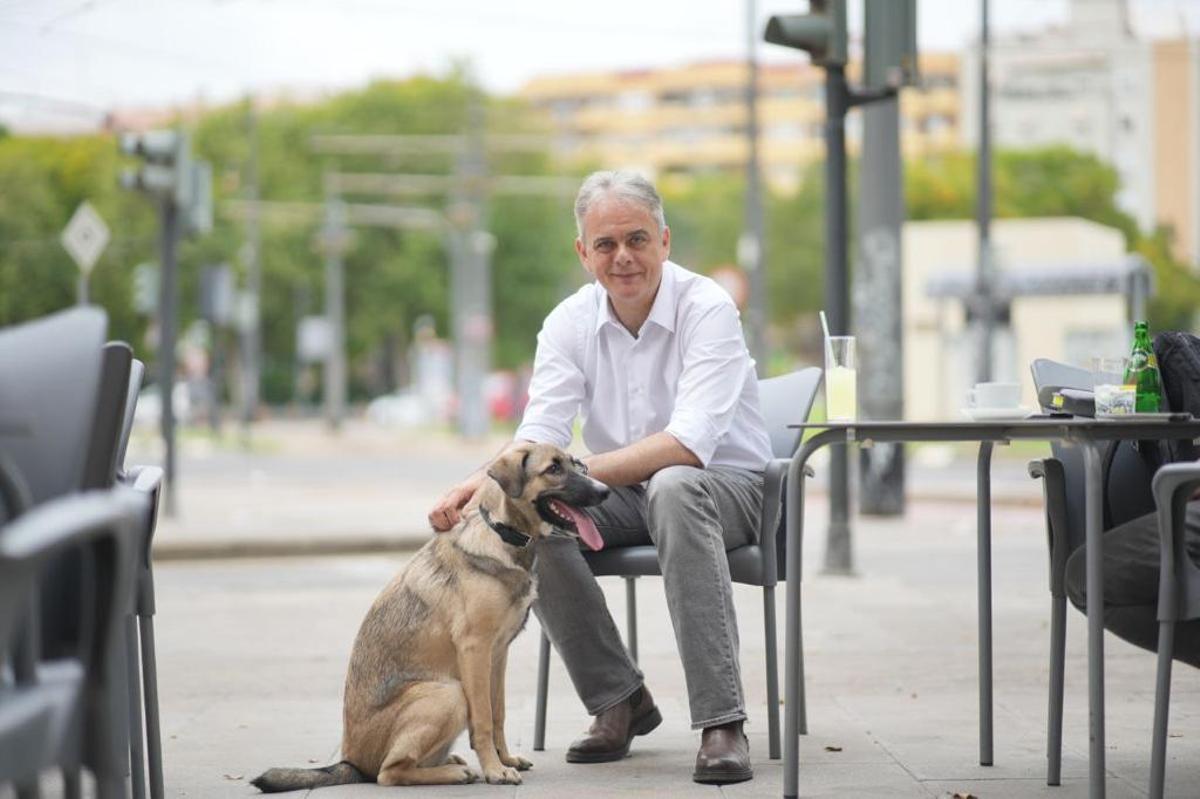 Héctor Ilueca ha salido a pasear esta mañana con su perra Boira.