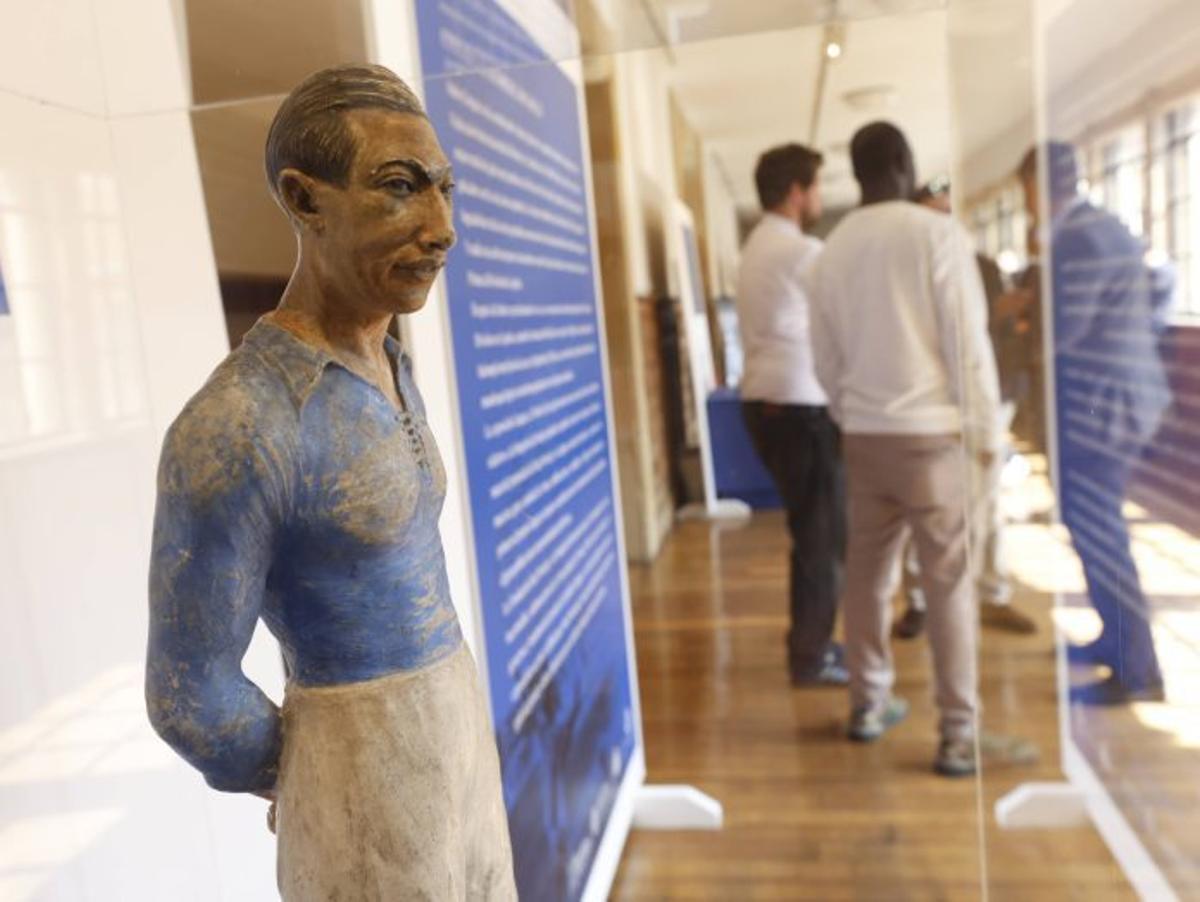 Asistentes al acto fotografían objetos de la muestra.   | LUISMA MURIAS