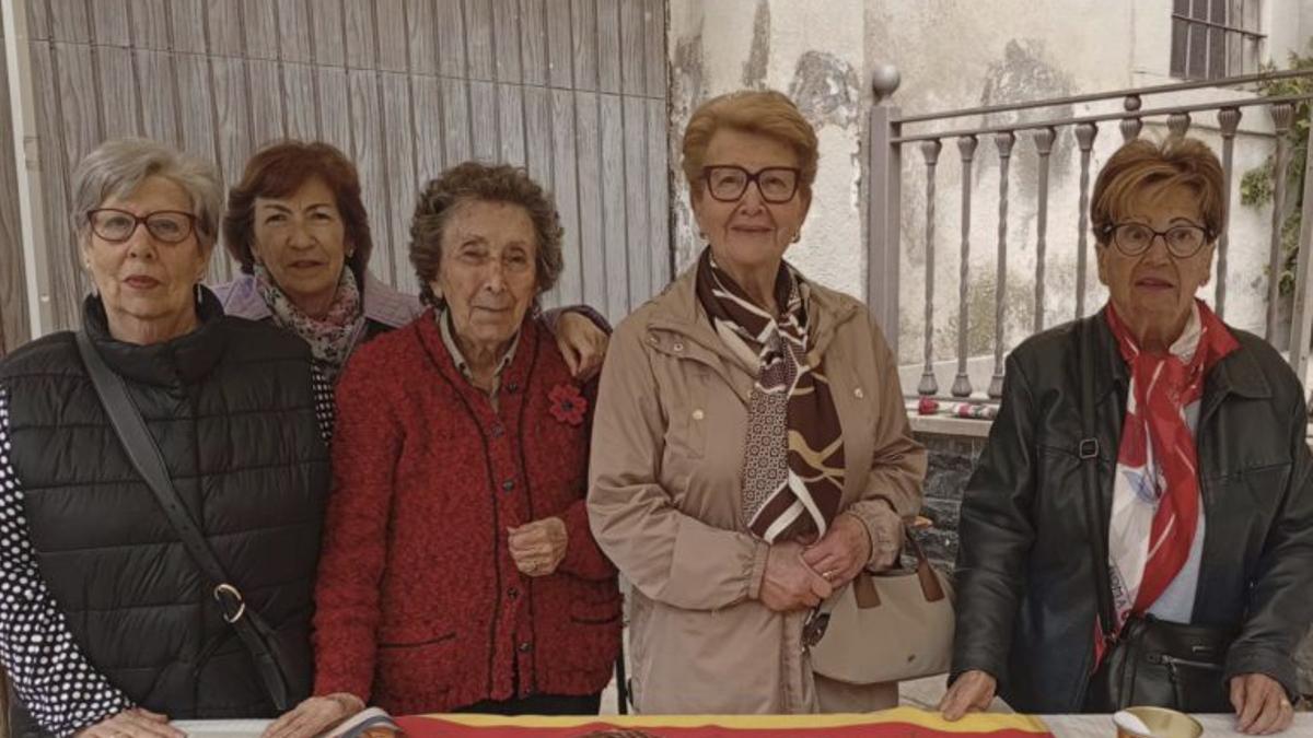 Las alumnas del taller de memoria elaboraron imanes.