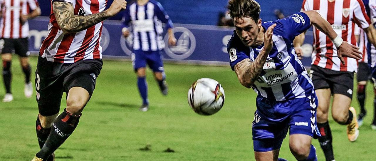 El alcoyanista Raíllo persigue la pelota en el vibrante encuentro disputado ante el Athletic.