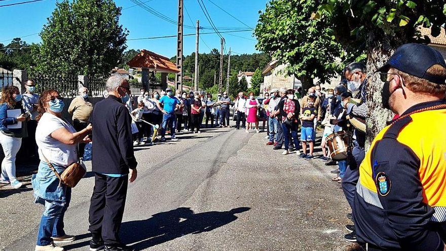 Lito en el centro del camino con su esposa, mientras se dirige a los vecinos de Paraños.