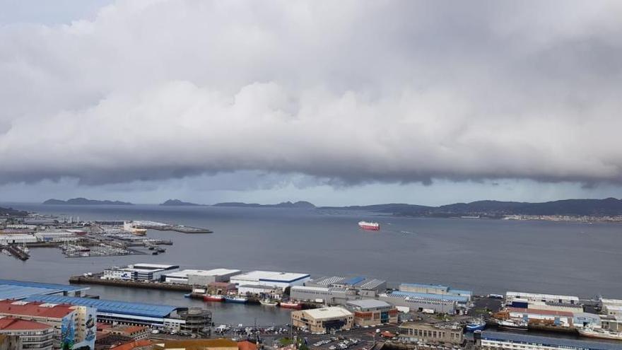 Manto de nubes sobre la ría de Vigo. // M.G.Brea