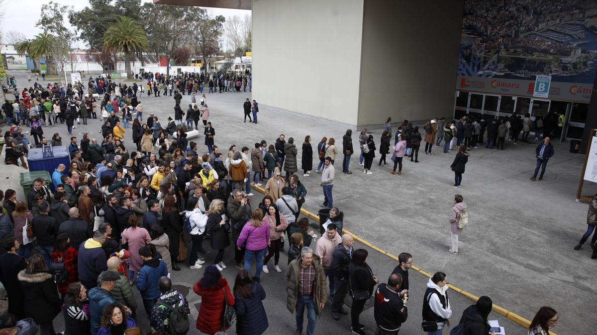 Miles de personas participan en la macrooposición de la sanidad pública asturiana.