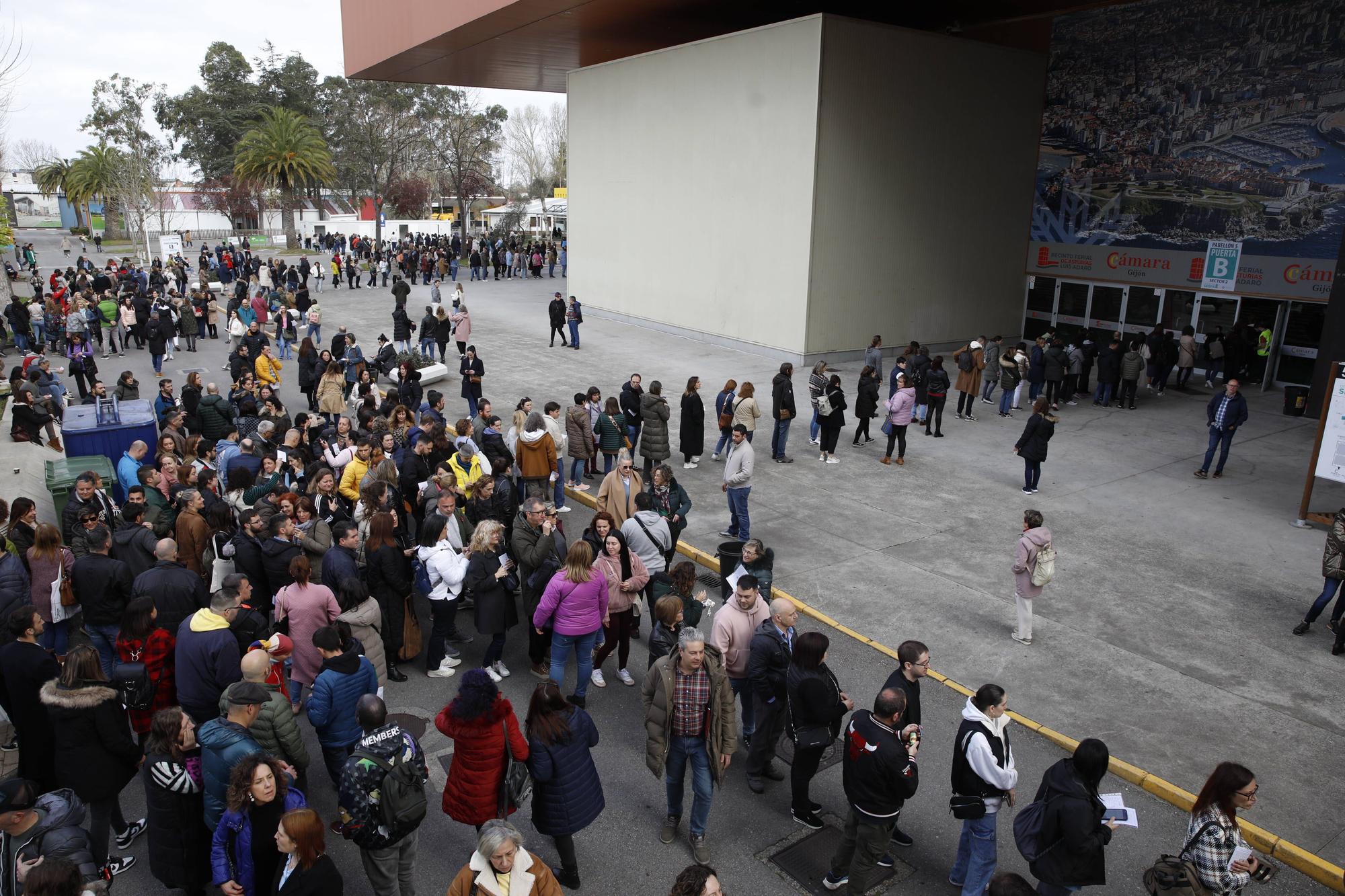 Miles de personas participan en la macrooposición de la sanidad pública asturiana.