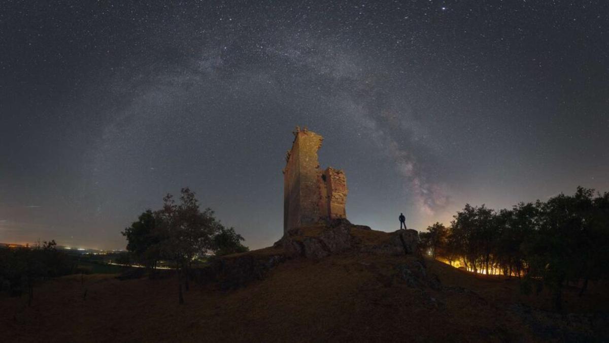 Vía Láctea en arco sobre la Torre de Sandiás, en Ourense.