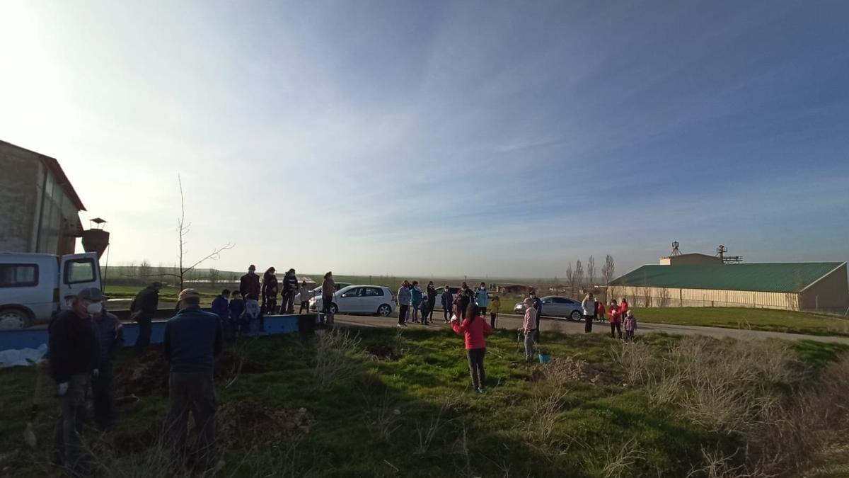 Vecinos de la localidad se disponen a iniciar el recorrido para realizar la plantación