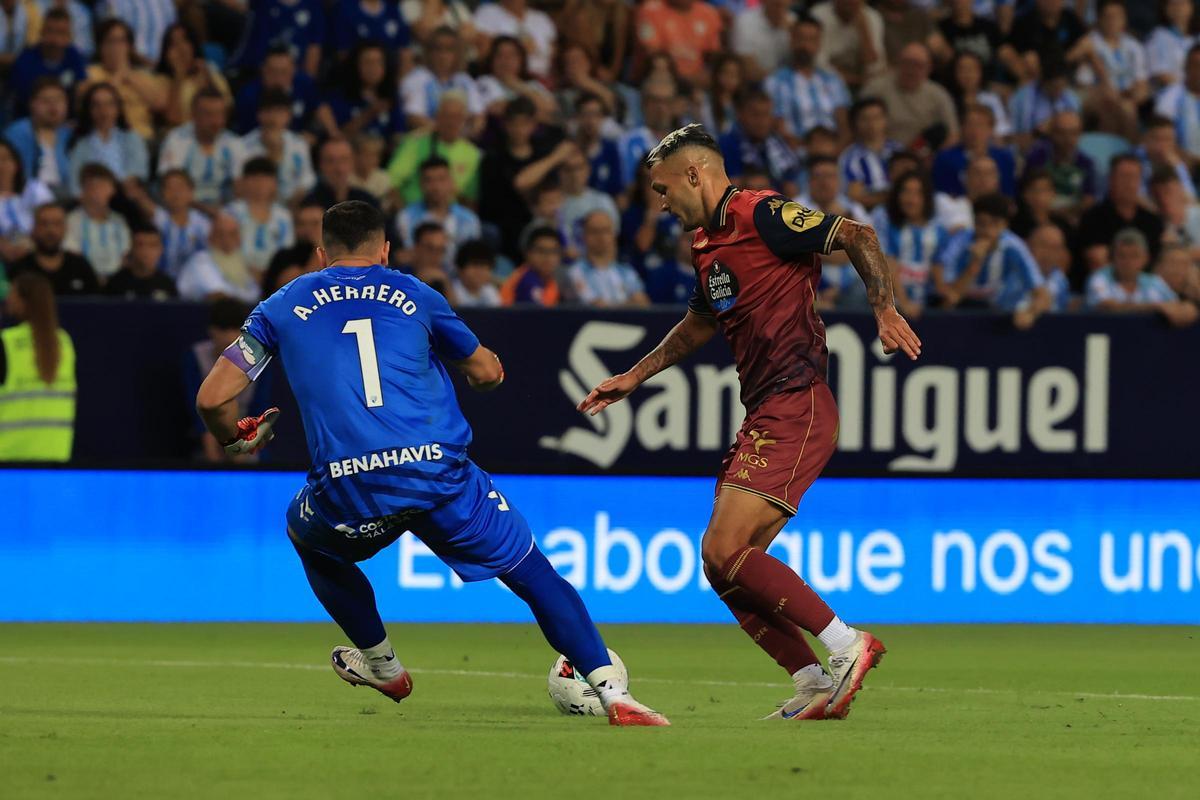 Stoichkov encara a Alfonso Herrero en el duelo de la primera vuelta contra el Málaga en la Rosaleda.