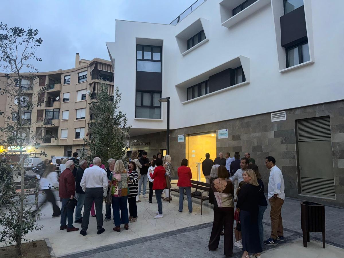 El Centro de Dinamización Social es un espacio de más de 4.400 metros construidos repartidos en tres plantas sobre rasante y dos sótanos.