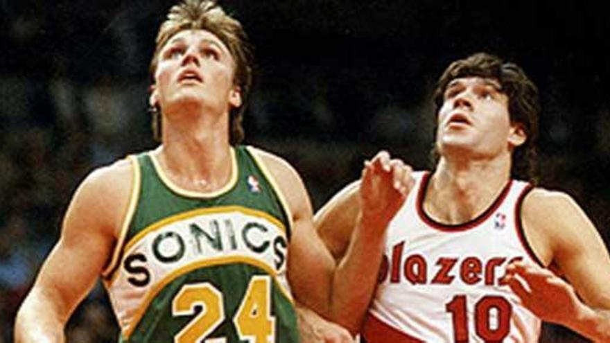 Fernando Martín, con la camiseta de Portland, ante Tom Chambers, de Seattle, en 1987.