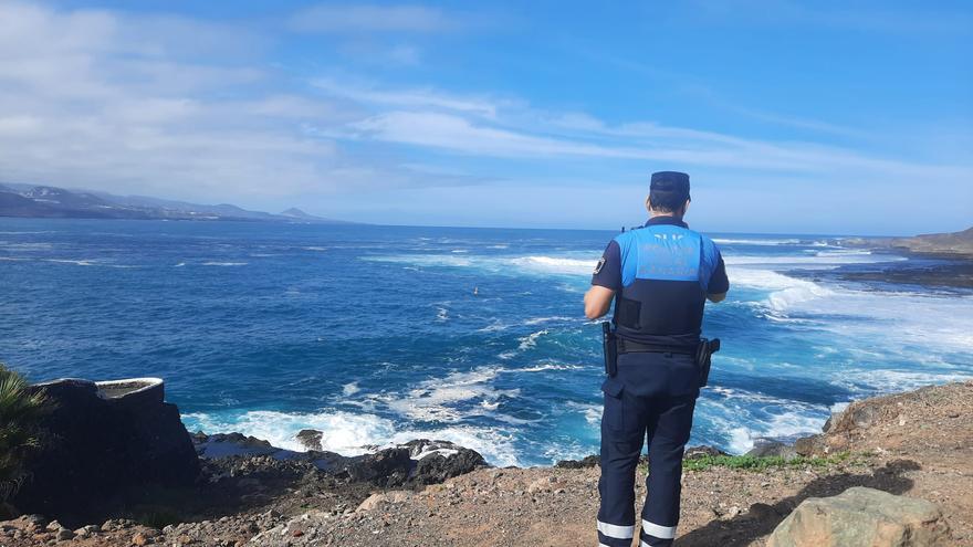 Un hombre rescatado en El Confital