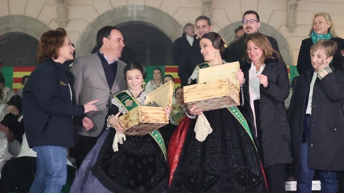 El curioso regalo que ha entregado el president a las reinas de las fiestas de Castelló