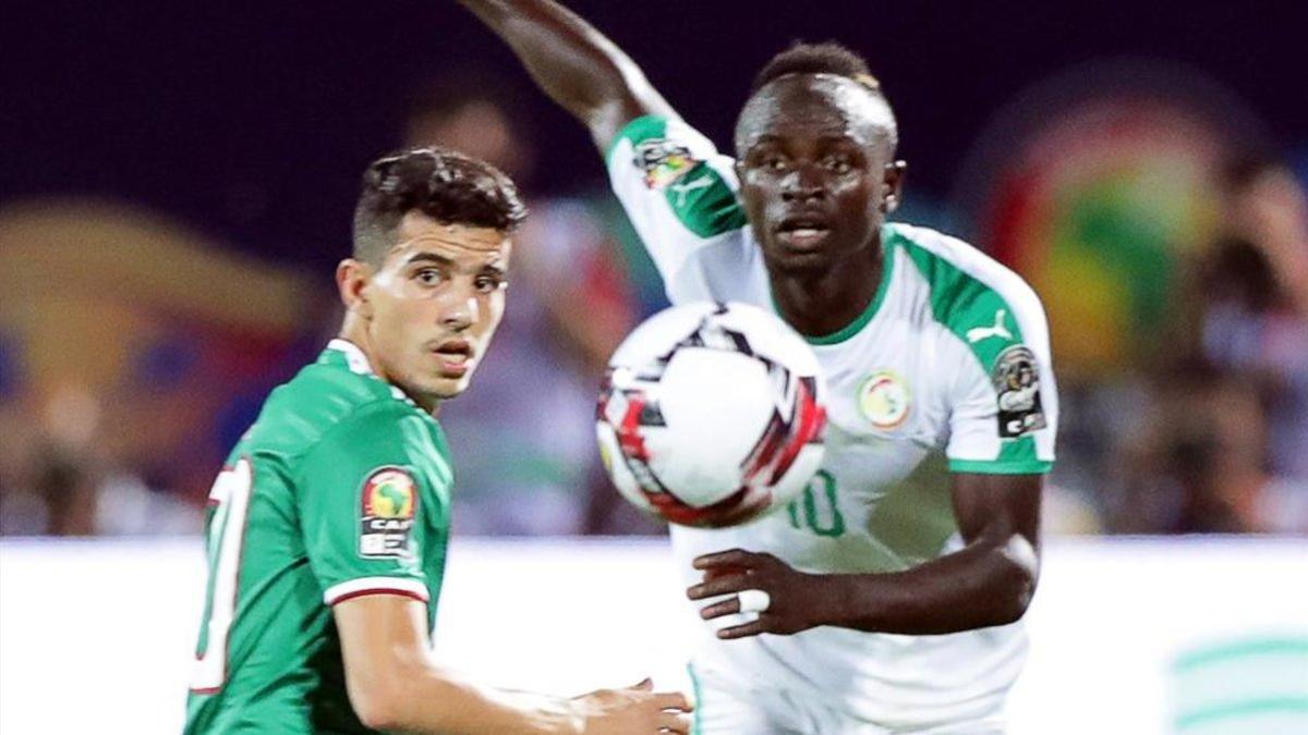 Sadio Mané con Youcef Atal, en un balón disputado