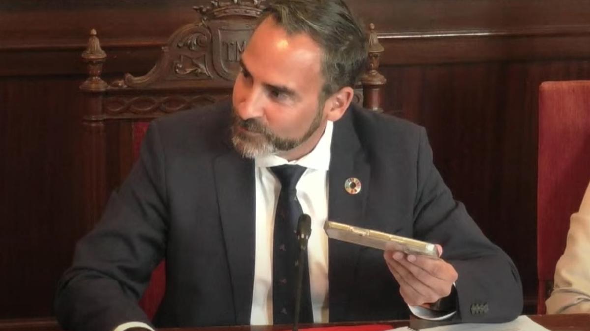El portavoz socialista, Dani Pérez, durante el Pleno ordinario de mayo enb el Ayuntamiento de Málaga.