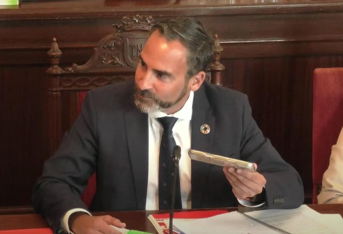 El portavoz socialista, Dani Pérez, en el Pleno ordinario de mayo.